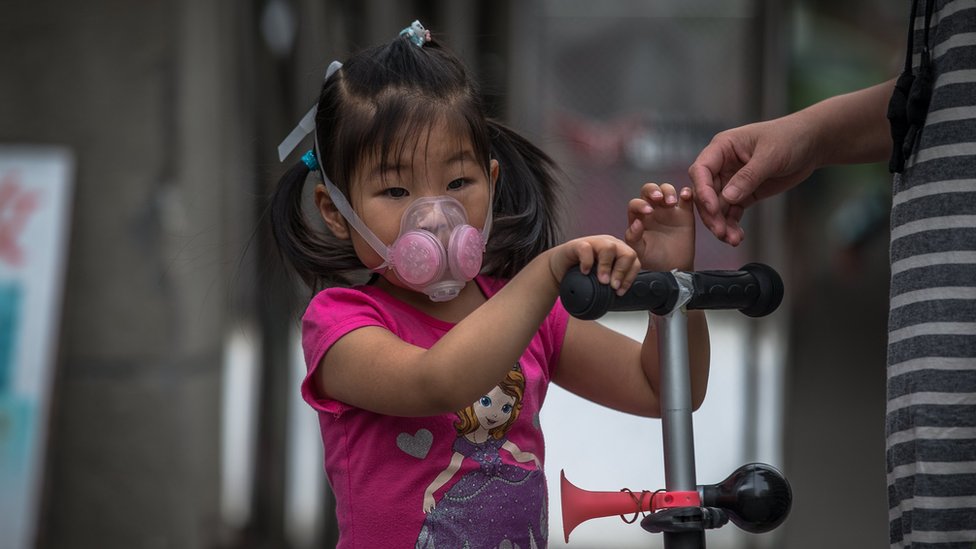 Aunque cuando hay menos polvo la gente prefiere pasar más tiempo al aire libre, en realidad es peor, dice el estudio. Niña con máscara