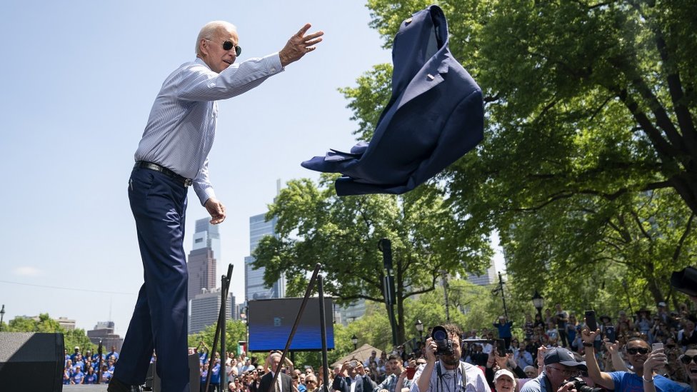 El precandidato demócrata Joe Biden quitándose la chaqueta en Filadelfia, Pensilvania
