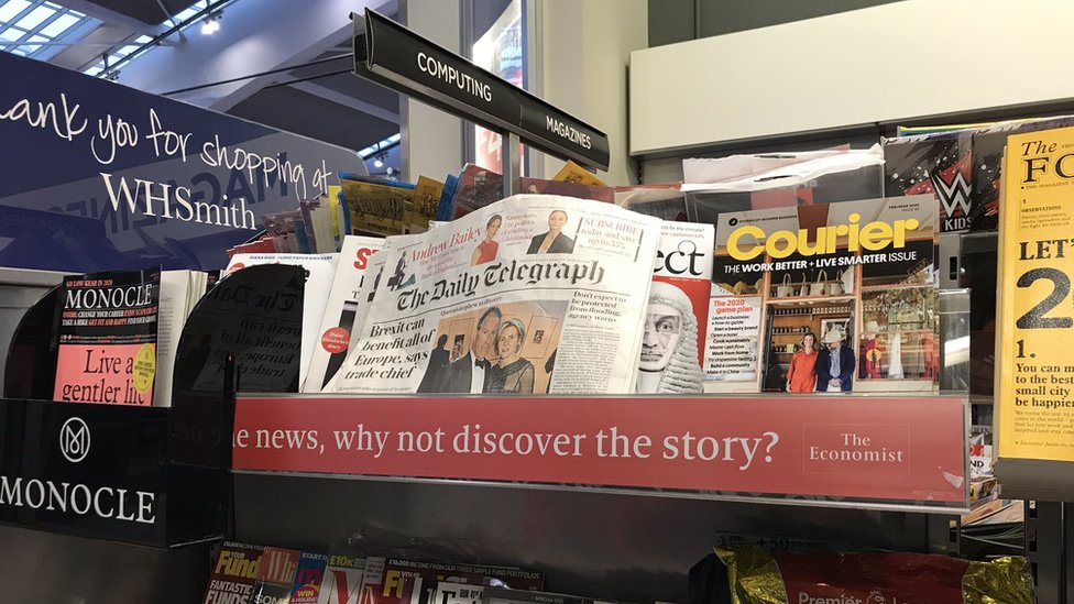 Газета Daily Telegraph размещена вместе с журналами по бизнесу и компьютерной технике в магазине WH Smith
