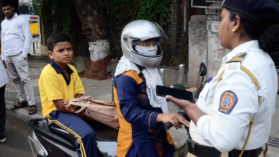 Полиция в Пуне проверяет мотоциклистов
