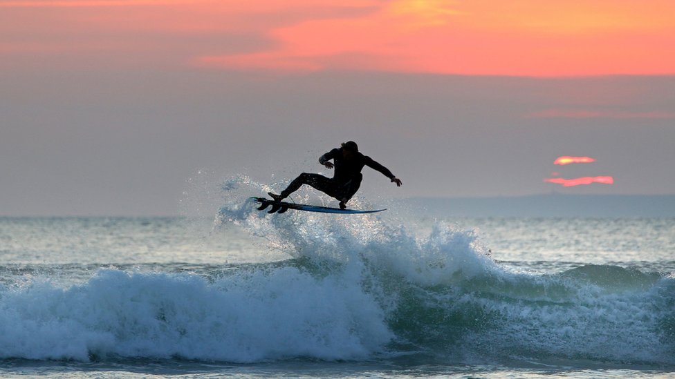 Surfista en Devon, Inglaterra