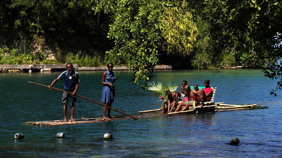   Residentes locales nadando en la Laguna Azul 