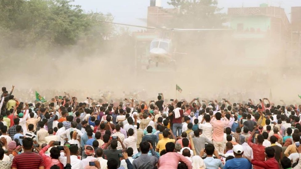 Bihar elections: Huge crowds gather at rallies, raising coronavirus fears - BBC News