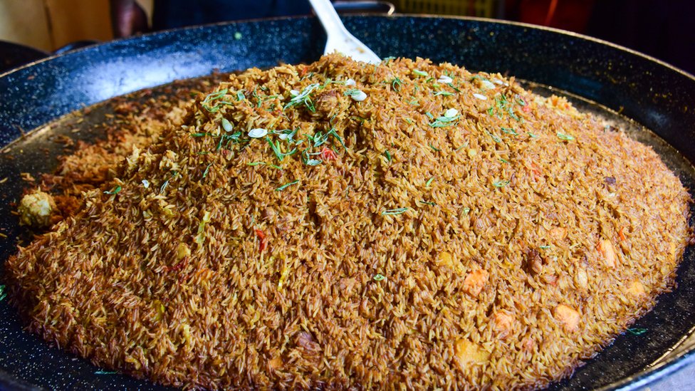 A huge pan of jollof rice