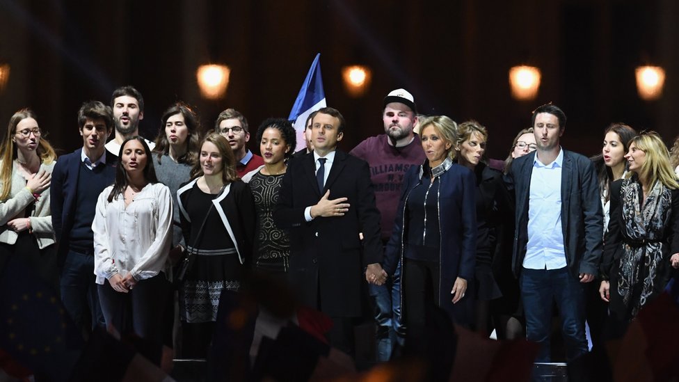 El equipo de campaña de Emmanuel Macron estuvo integrado en su mayoría por jóvenes. Macron celebra con su equipo