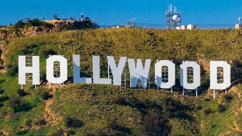 كلمة هوليوود مكتوبة على مدخل منطقة هوليوود في لوس أنجلوس