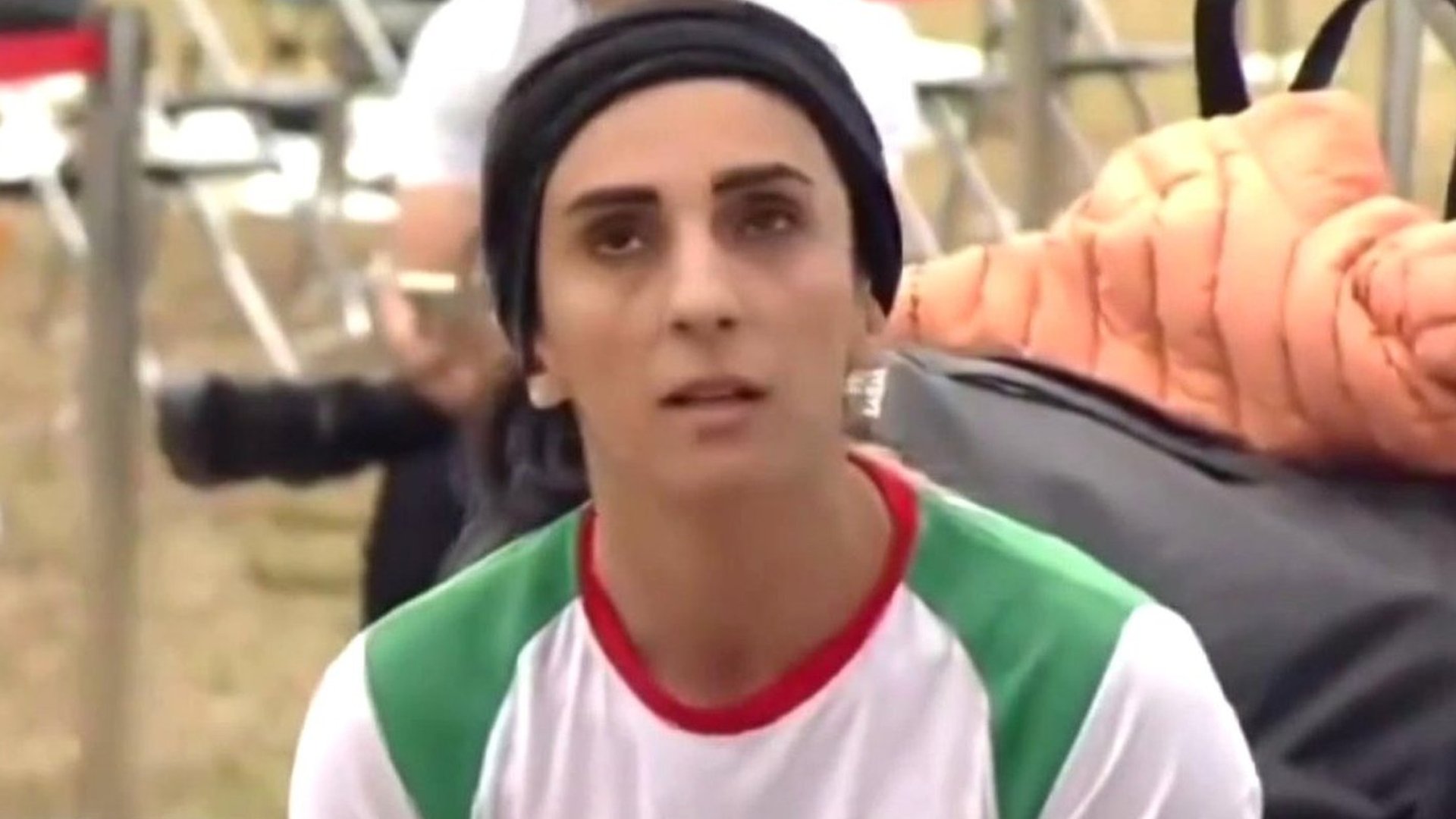 Atleta iraniana Elnaz Rekabi, que competiu sem o véu, é acolhida como  'heroína' em Teerã
