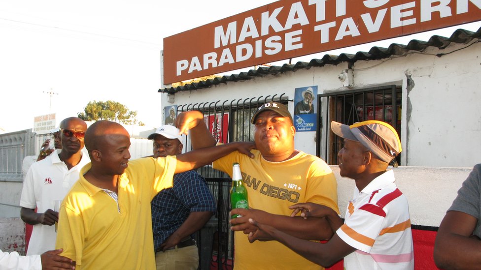 Пьющие в шебине недалеко от Кейптауна, Южная Африка - архивный снимок