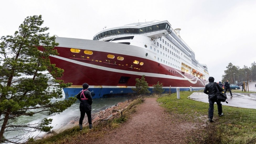 Круизный паром Viking Line Viking Grace с 300 пассажирами сел на мель к югу от Мариехамна, автономной территории Аландских островов, Финляндия 21 ноября 2020 г.