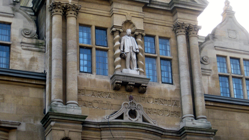Статуя Родса стоит на здании, названном в его честь в Ориэл-колледже, Оксфорд