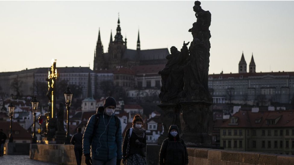 Люди в масках в Праге