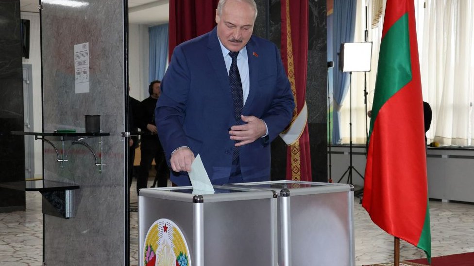 Lukashenko votando en el referendo de este domingo en una sede electoral.