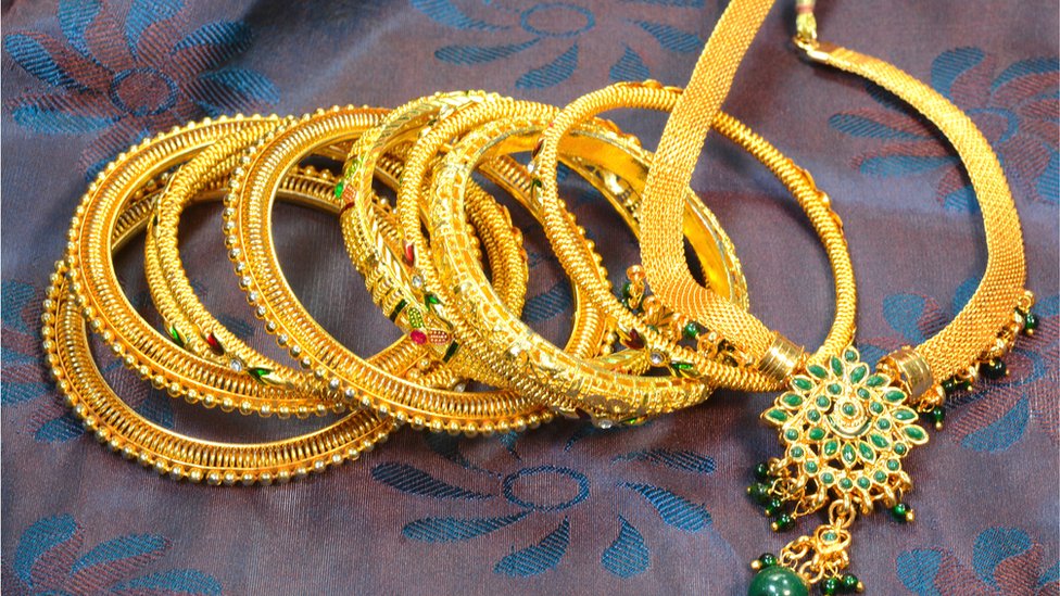 வேலூர் நகைக்கடையில் 16.5 கிலோ நகை கொள்ளை: திருச்சி கொள்ளை போலவே நடந்ததா? -  BBC News தமிழ்