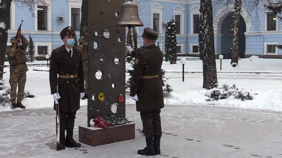 Soldados participan en una ceremonia de conmemoración en Kiev.