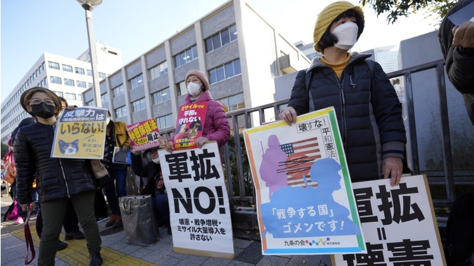 Manifestantes protestan contra los planes del gobierno japonés de aumentar el gasto militar.