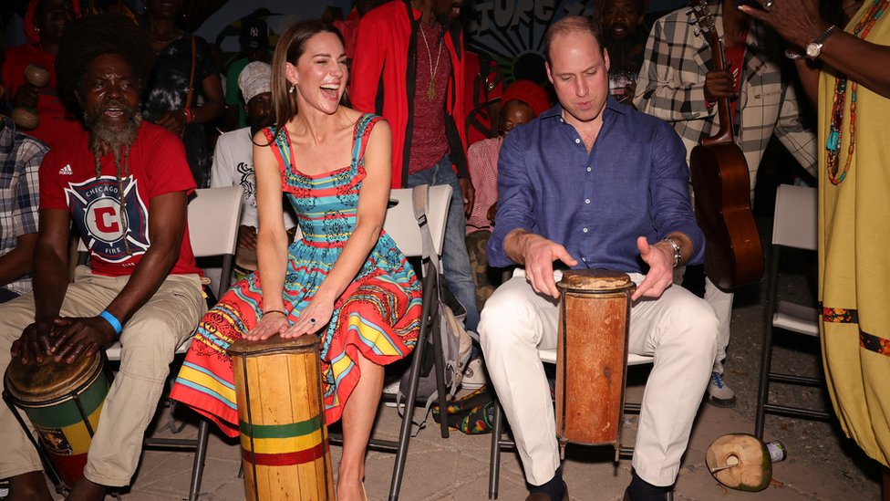 A duquesa e o duque de Cambridge tocam instrumentos com músicos de reggae