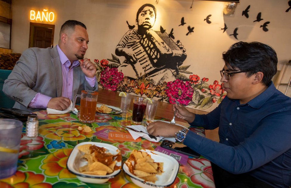 Raul Claro e Alan Antonio comem no restaurante Guelaquetza em Koreatown, Los Angeles, Califórnia, em 13 de abril de 2022