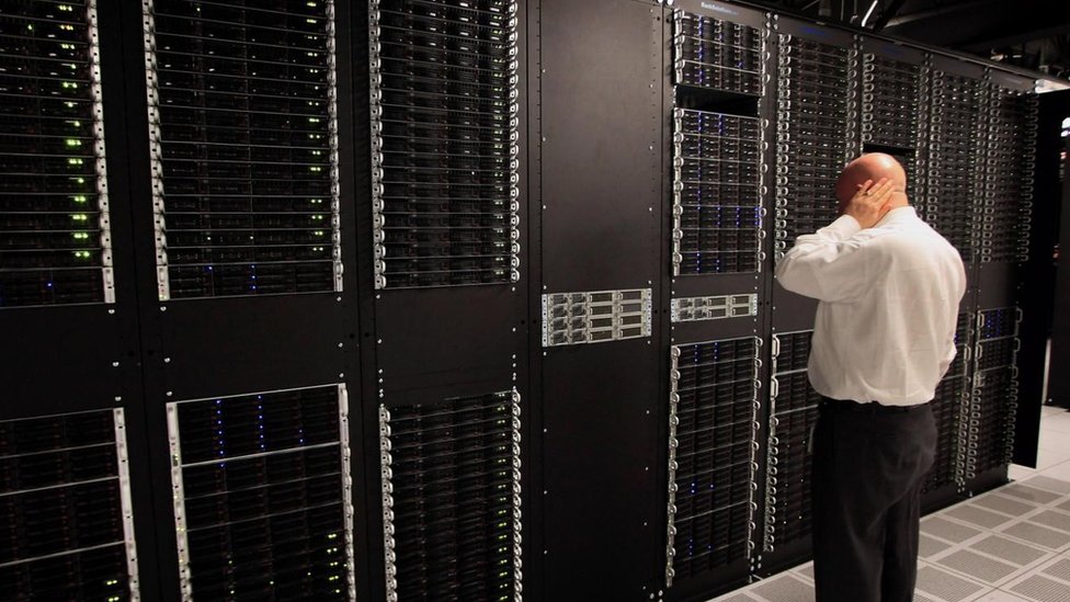 El análisis de la fuerza laboral combina software y metodología para leer datos relacionados con los empleados Un hombre ante un servidor informático