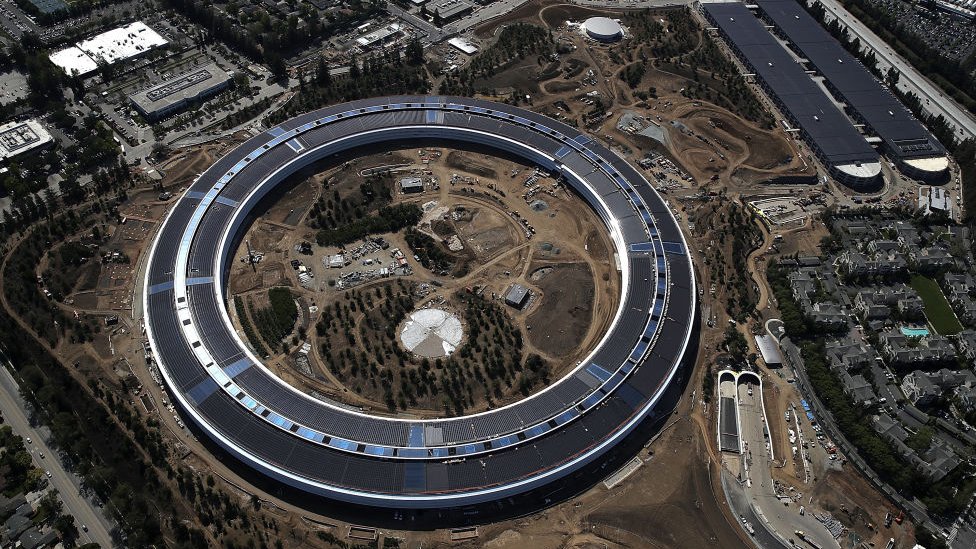 El alcalde de San José, Sam Liccardo, dijo que la llamada "nave espacial" de Apple en Cupertino es "la antítesis" de lo que Google quiere construir en su ciudad. Oficinas de Apple en San Francisco