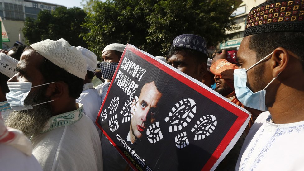 Image shows Bangladeshi Muslim protesters during an Anti-France demonstration