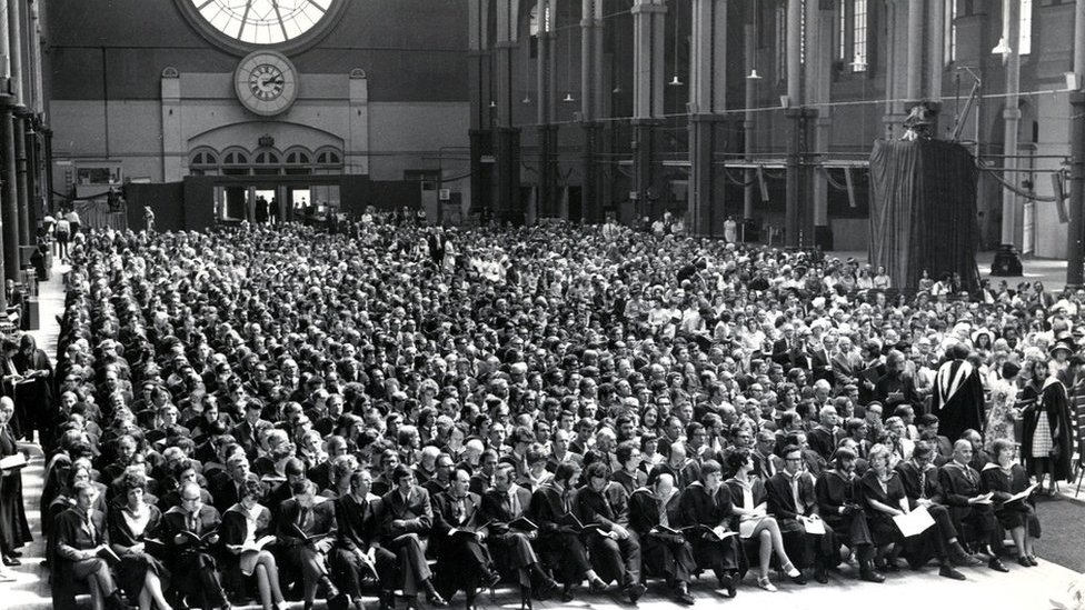 Первая церемония вручения дипломов Открытого университета прошла в Большом зале Alexandra Palace в субботу, 23 июня 1973 года. Часть церемонии транслировалась в прямом эфире на BBC2.