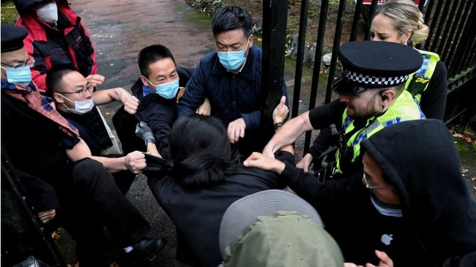 Un manifestante fue forzado al interior del consulado este domingo. El consul general de China es alegadamente el hombre con un sombrero y una mascarilla ubicado a la izquierda de la imagen.
