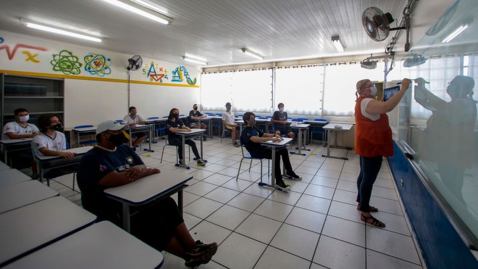 يحضر الطلاب فصل دراسيا ويحافظون على التدابير الوقائية في مدرسة في ساو باولو، البرازيل