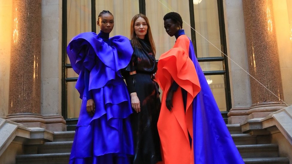 Роксанда с двумя своими моделями на показе весенней недели моды в Лондоне 2020 года
