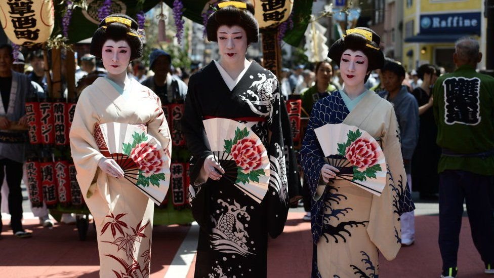 الكيمونو هو اللباس التقليدي في اليابان منذ قرون
