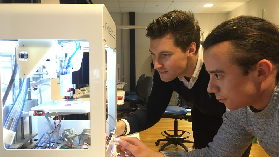 Босс Cellink Эрик Гатенхольм (слева) и сотрудник проверяют на 3D-принтере
