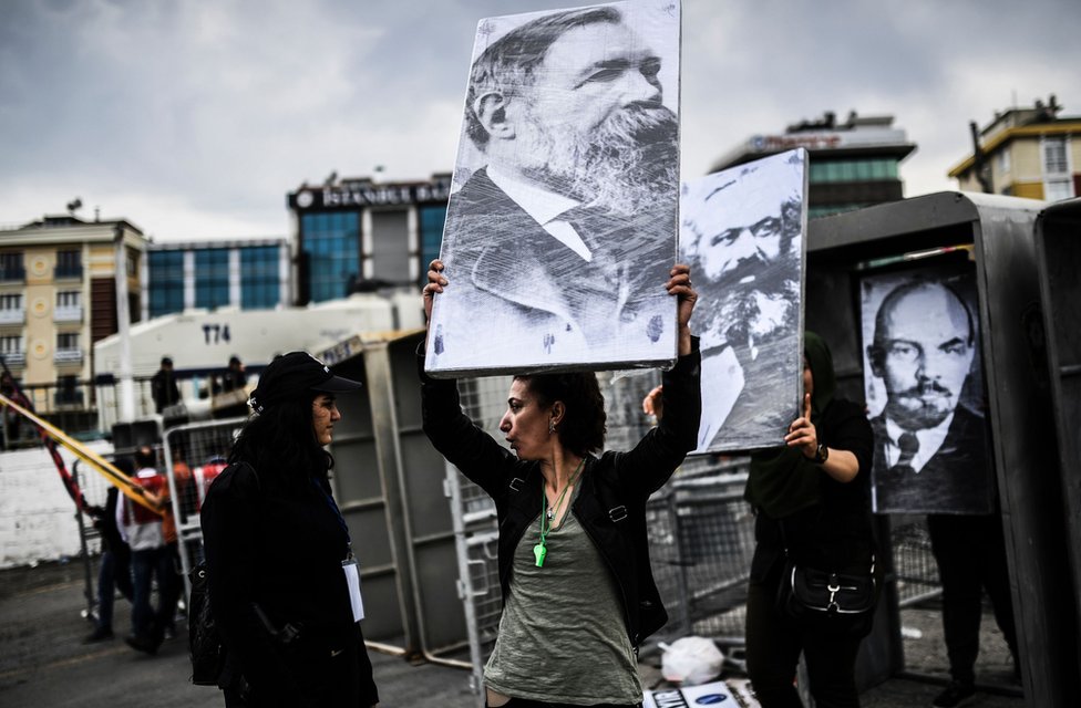 Marx, Engels ve Lenin'in fotoğrafları geçen yıl İstanbul Bakırköy'de kutlanan 1 Mayıs'ta kontrol noktalarından geçirilirken