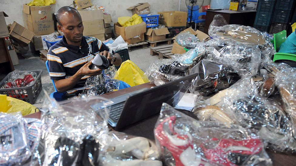 Рабочий сканирует товары для доставки на склад компании Ikeja в Лагосе 12 июня 2013 г.