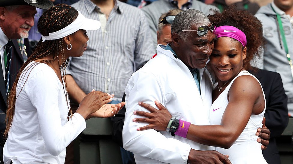 Richard abraza a su hija Serena durante un encuentro en 2012