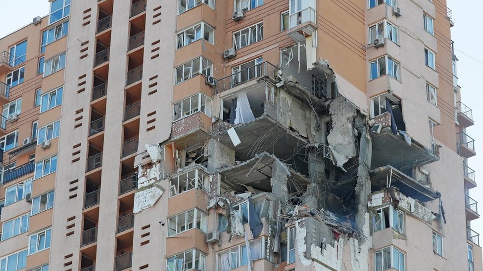 Un edificio de apartamentos en Kiev dañado según reportes por un misil este sábado.