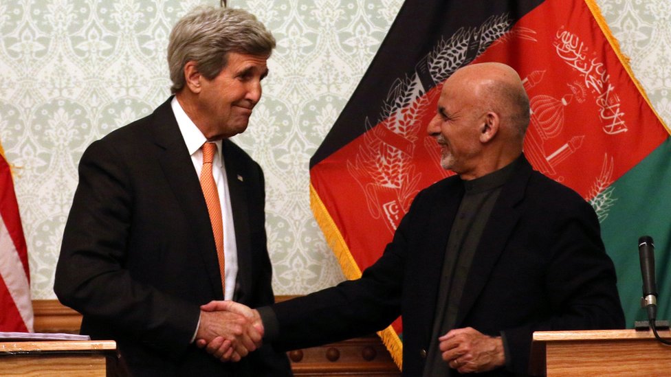 Государственный секретарь США Джон Керри (слева) и президент Афганистана Ашраф Гани во время совместной пресс-конференции в Кабуле, Афганистан, 9 апреля 2016 года.