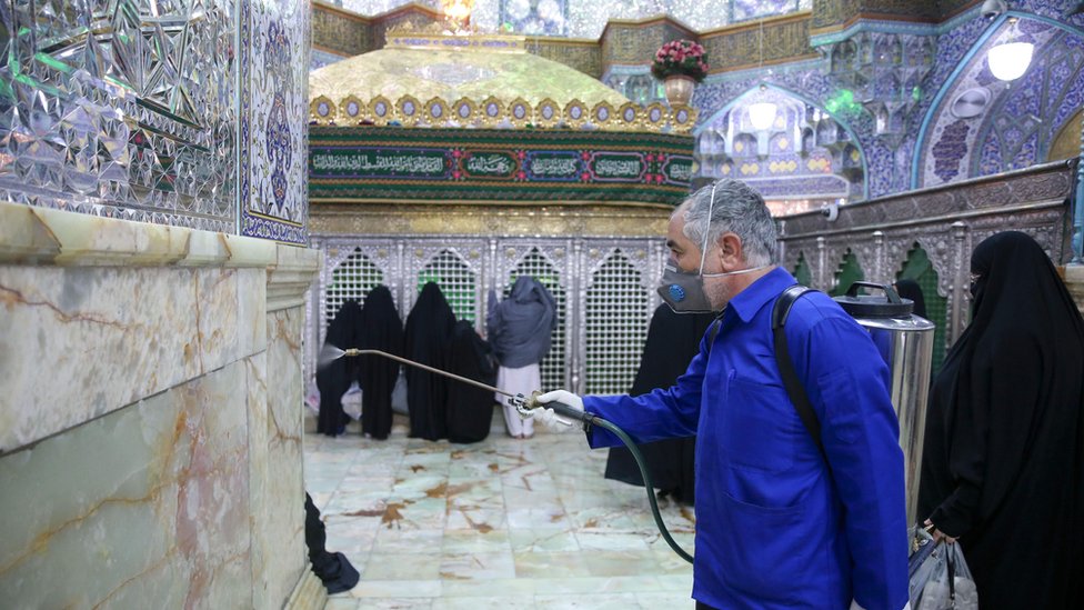 Рабочий дезинфицирует святыню Хазрат Масуме в Куме, Иран (25 февраля 2020 г.)