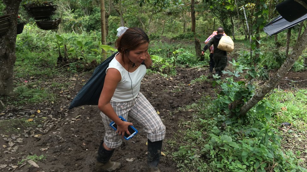 Повстанцы Farc с сумками носятся вверх и вниз по склону холма