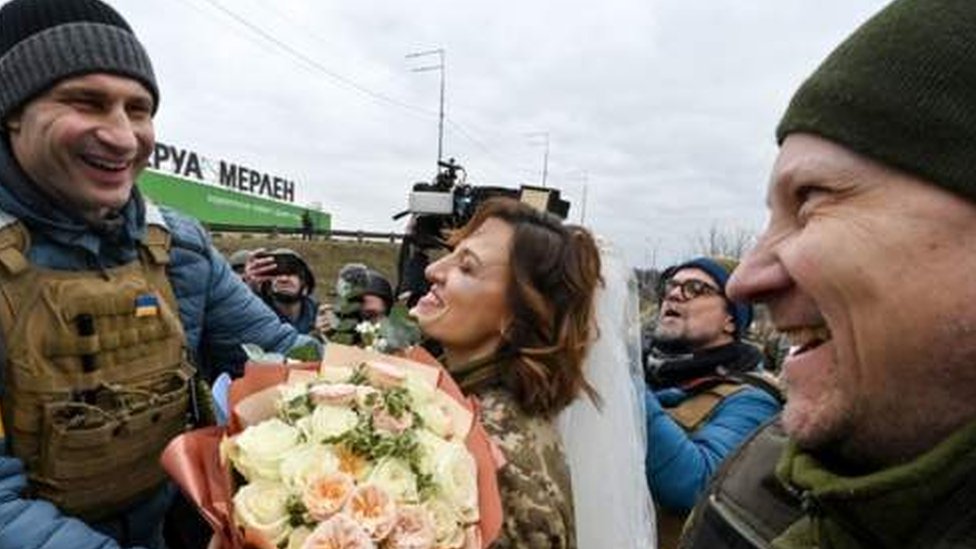 O prefeito de Kiev, Vitali Klitschko, parabeniza o casal pelo matrimônio