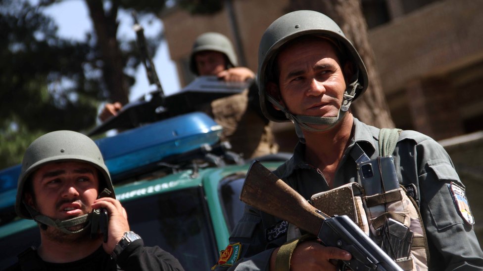 Dos miembros de las fuerzas de seguridad afganas en Herat.