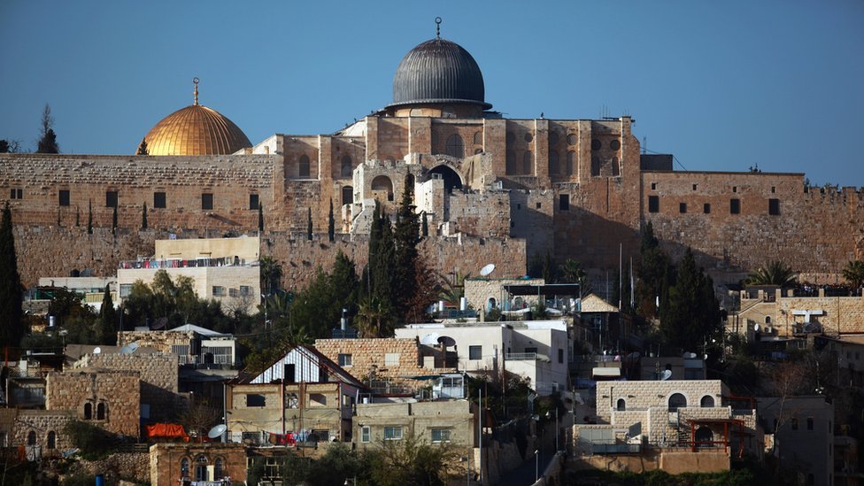 La mezquita de Al Aqsa y la Cúpula de la Roca vistas desde el barrio de Silwan en Jerusalén oriental. La mezquita de Al Aqsa y la Cúpula de la Roca vistas desde el barrio de Silwan en Jerusalén oriental