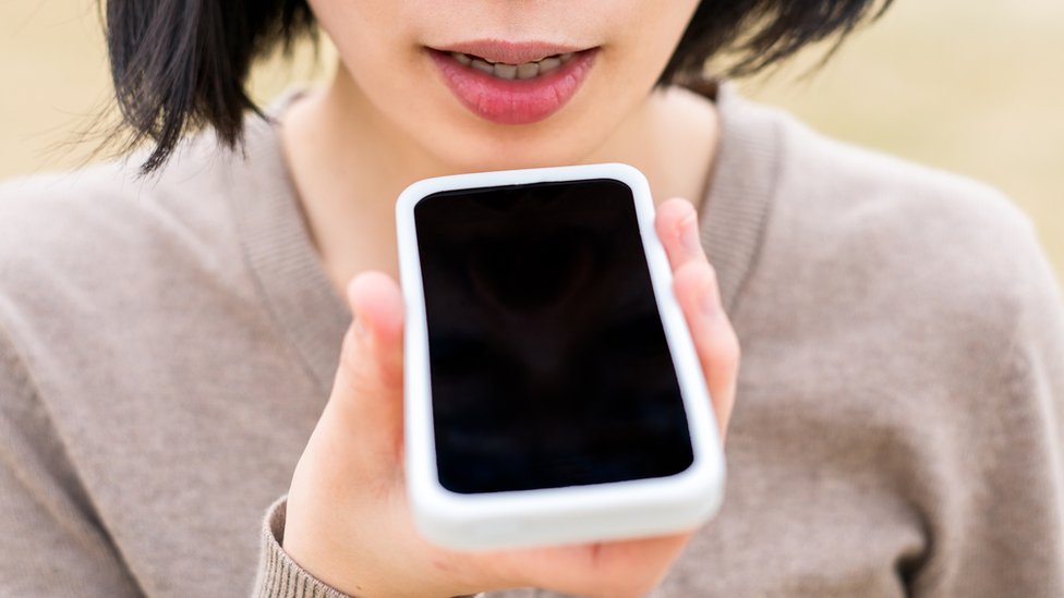 No todos los teléfonos reconocen todos los idiomas. mujer usando sistema de reconocimiento de voz