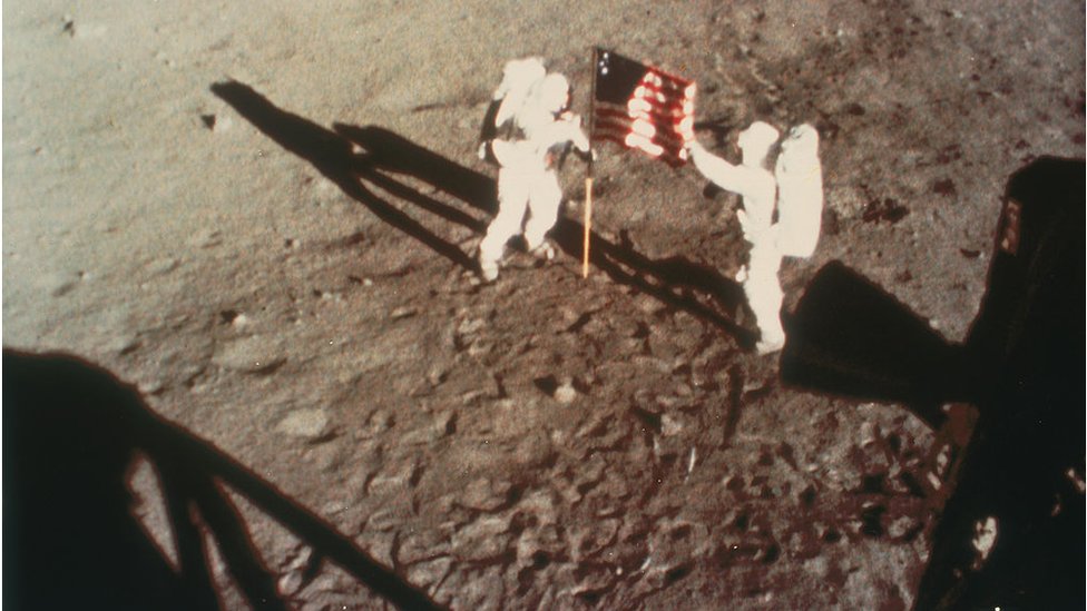 Neil Armstrong y Buzz Aldrin colocando la bandera estadounidense en la Luna en 1969.