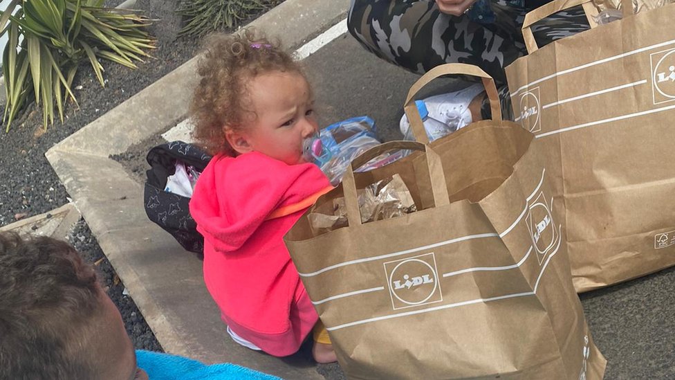Ребенок у мешков с едой