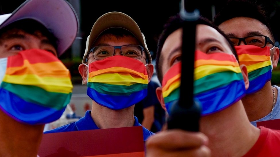 Члены ЛГБТ-сообщества присоединяются к маршу, чтобы отметить месяц гордости в Национальном мемориальном зале Чан Кайши в Тайбэе, Тайвань, 28 июня 2020 года