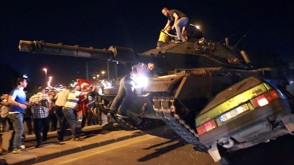 2016年7月16日，埃爾多安的支持者在一個夜晚阻擋了一場軍事政變。