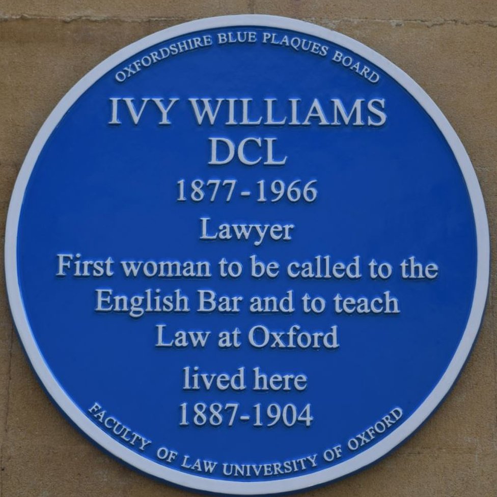 Голубая мемориальная доска в память об Айви Уильямс