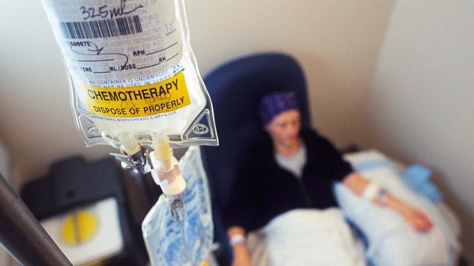 Una mujer recibe quimioterapia.