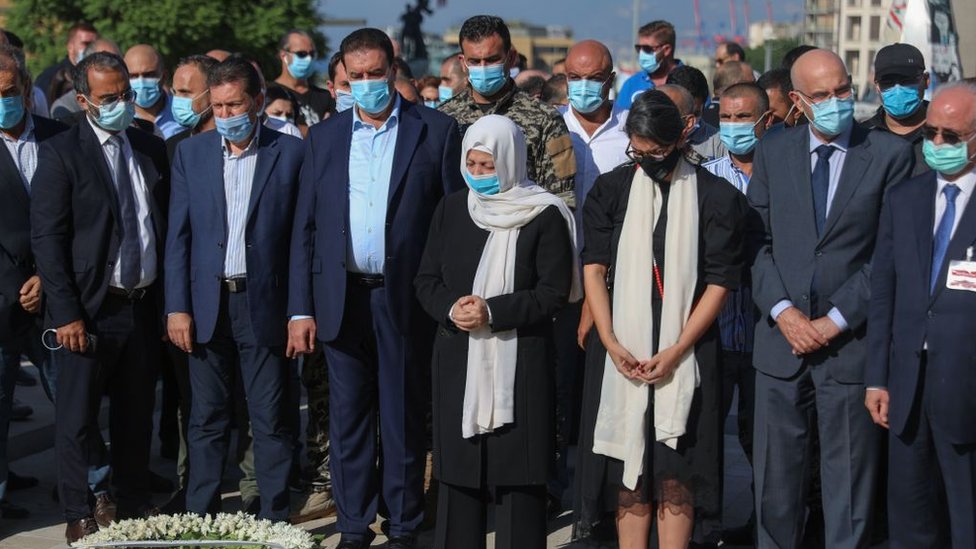 بهية الحريري عضو البرلمان وشقيقة رفيق الحريري مع مجموعة من مؤيديه عند ضريحه وسط بيروت بعد صدور الحكم