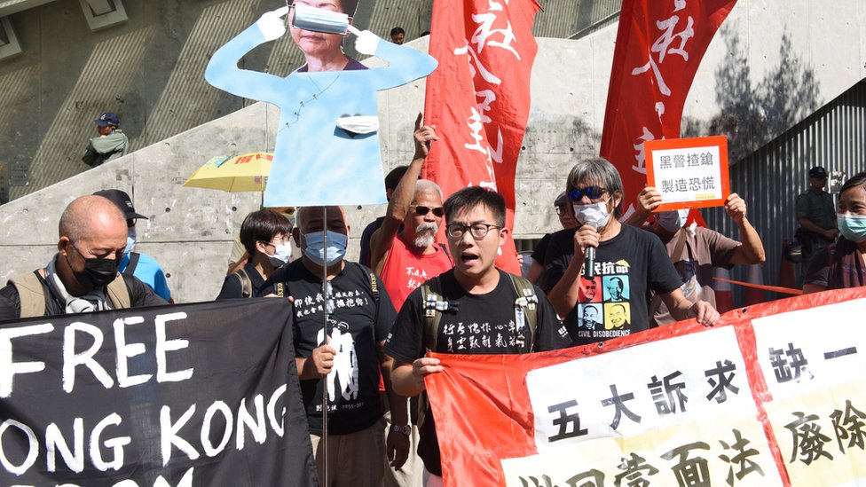 立法會大樓外有團體抗議，要求林鄭月娥接納示威者的"五大訴求"。