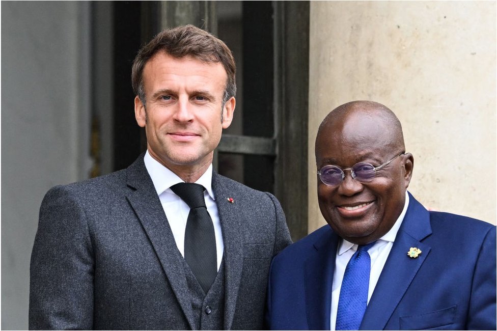 الرئيس الفرنسي إيمانويل ماكرون والرئيس الغاني نانا أكوفو أدو